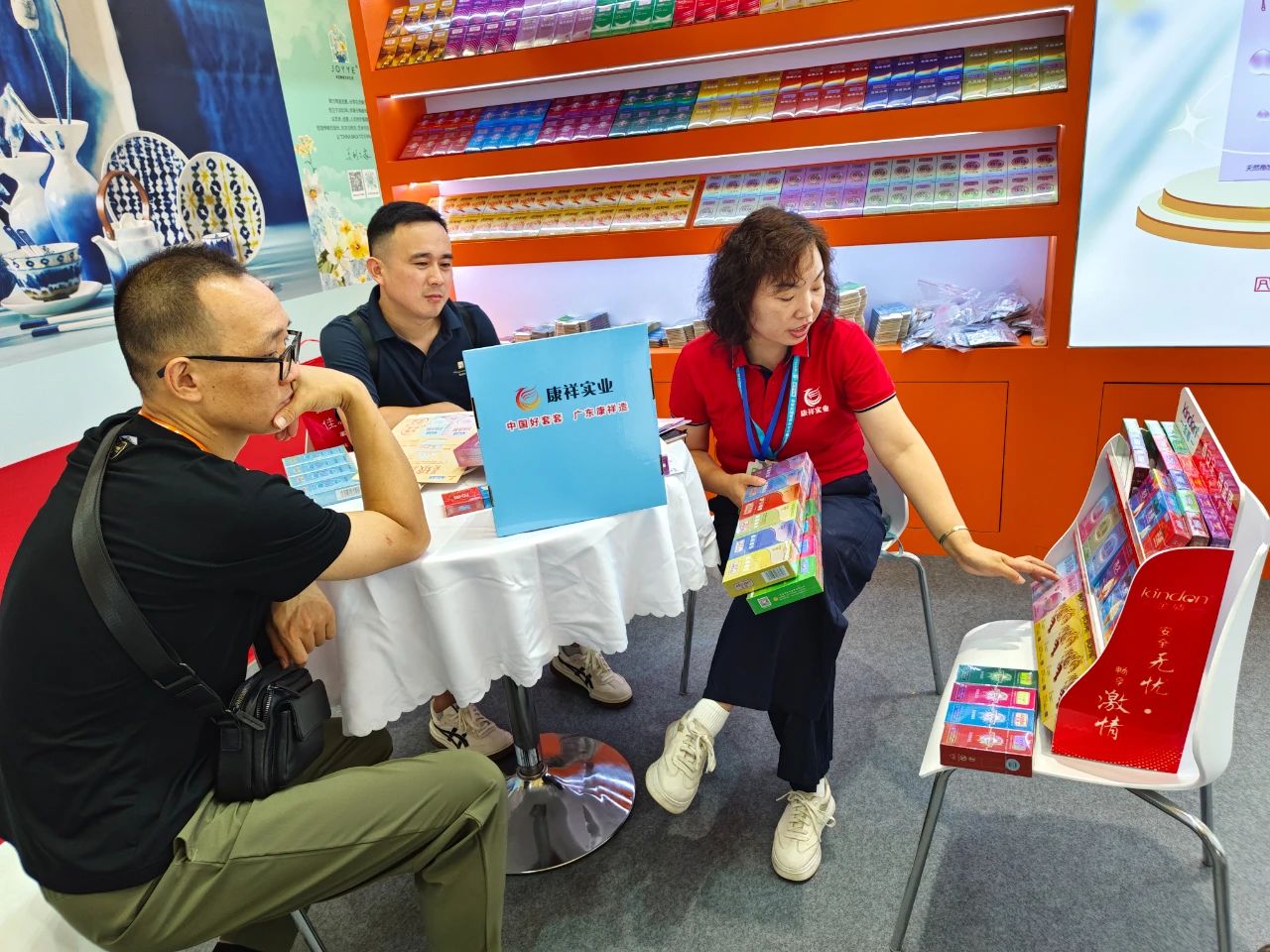 康祥計生用品亮相上海百貨會2.jpg